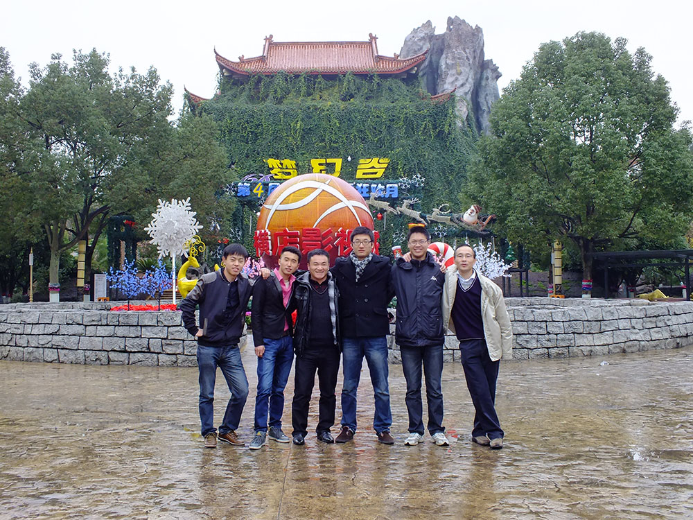 91视频官网APP橫店影視基地留影